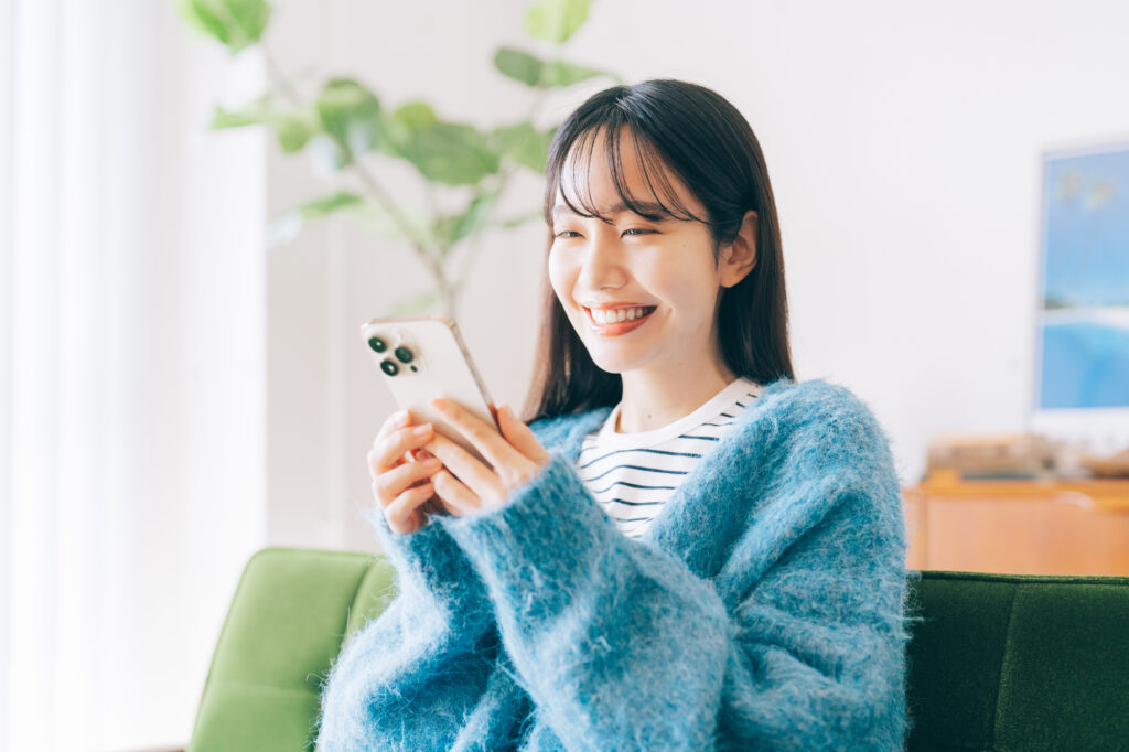 カーディガンを着る女性