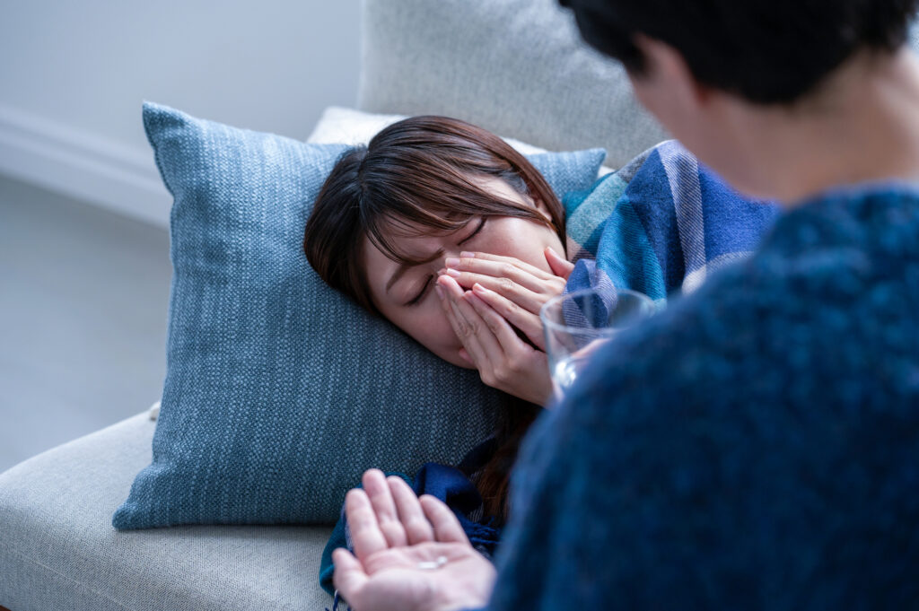 発熱で看病される女性