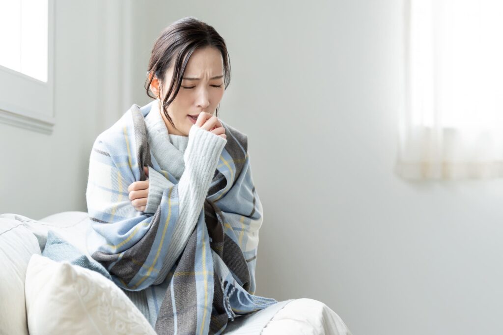 寒気（さむけ）と熱があるのは風邪？インフルエンザ？見分け方と受診の目安