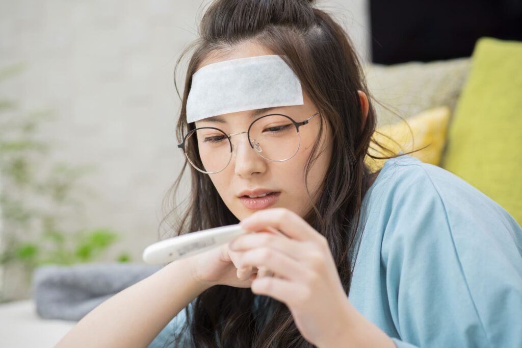 高熱で苦しんでいる女性