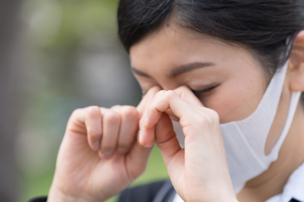 目が痒い女性