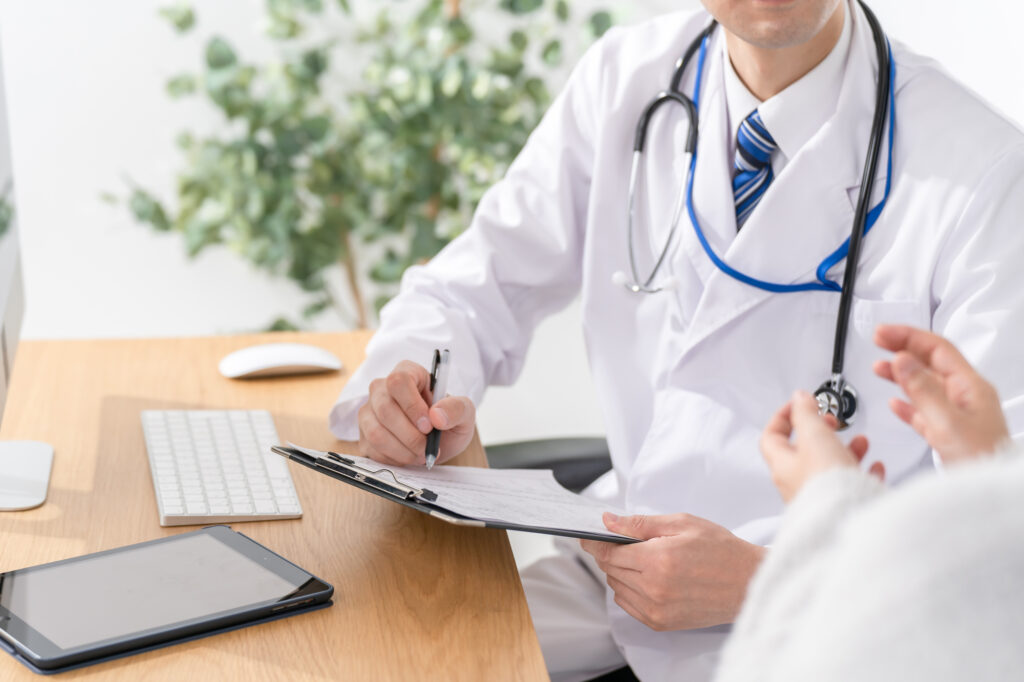 診察を受ける人