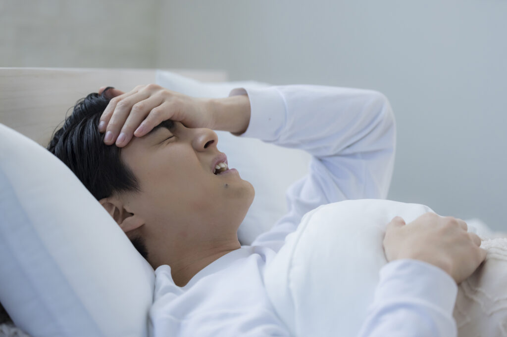 寝込んでいる男性