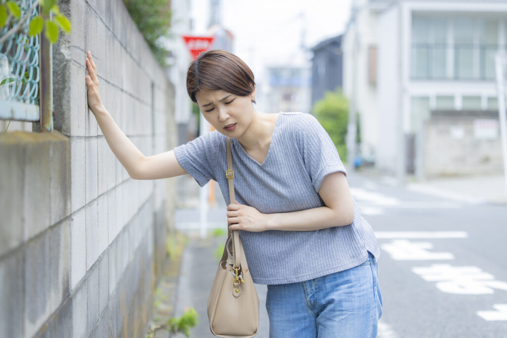 立ちくらみする女性