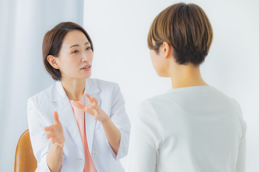 医療機関を受診する女性