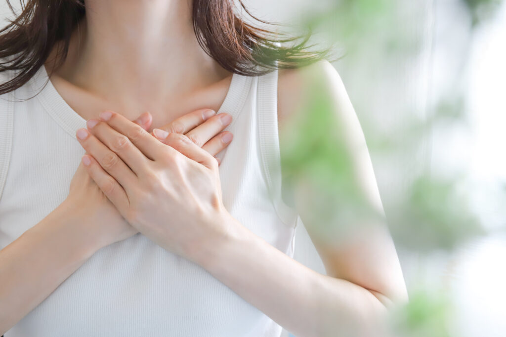 息切れする女性
