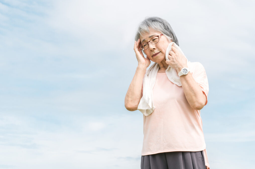 暑さにこたているご高齢の女性